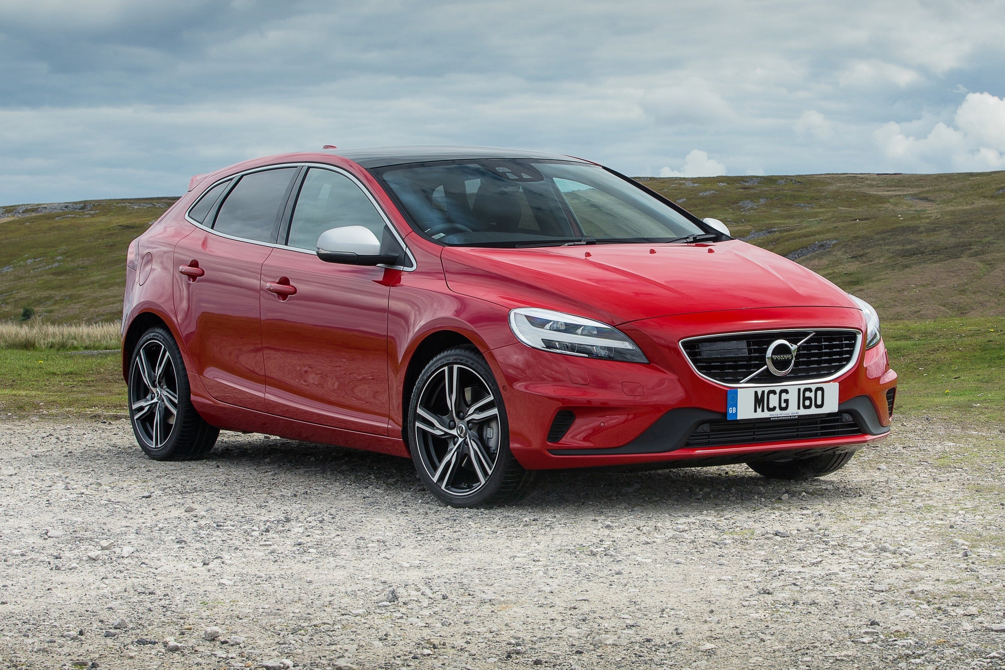 Volvo v40 on sale hybrid 2020